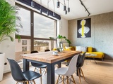 Projektanci z warszawskiej pracowni Decoroom podjęli się trudnego zadania – apartament na Bemowie mieli zaaranżować w stylu loftowym, a jednocześnie podkreślić jego przytulny, skłaniający do odpoczynku klimat.
